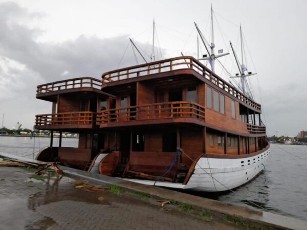 Kadispar Kota Makassar Cek Kondisi Kapal Pinisi yang Miring Akibat Air Surut dan Cuaca Buruk