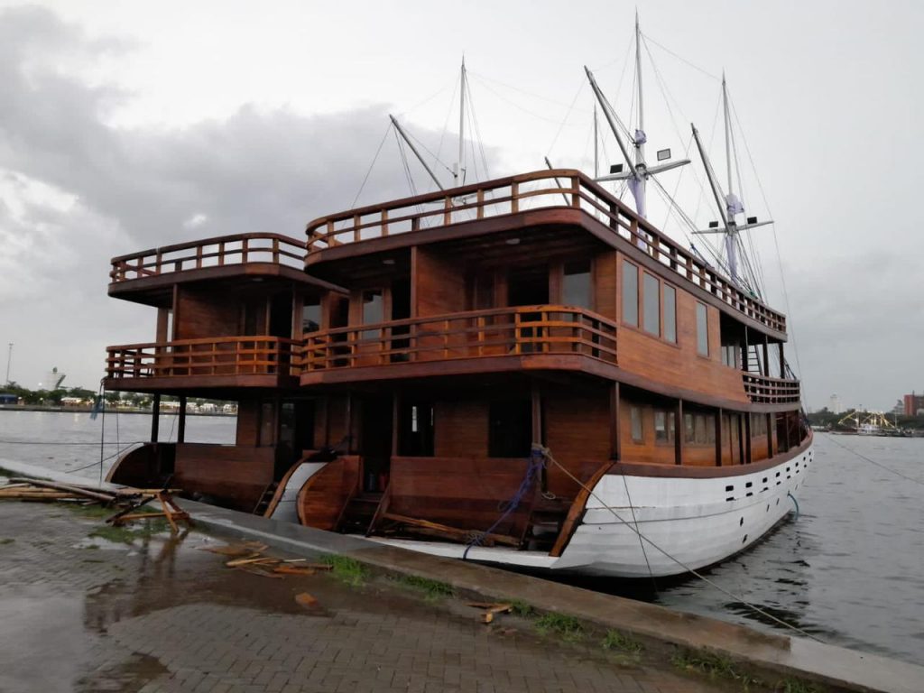 Kadispar Kota Makassar Cek Kondisi Kapal Pinisi yang Miring Akibat Air Surut dan Cuaca Buruk