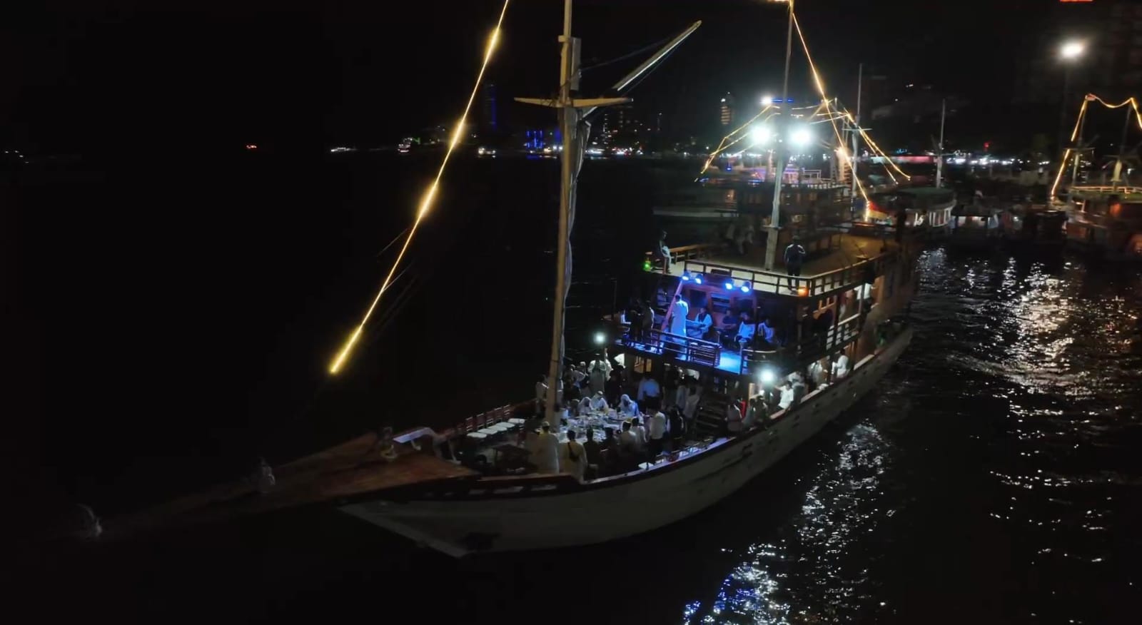 Tokoh-tokoh Kerajaan Arab Saudi Berbuka Puasa di Atas Kapal Pinisi