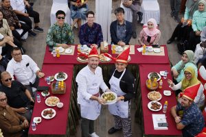 Chef David Gallienne, Chef Prancis Peraih Michelin Star Masak Pallumara di Atas Kapal Pinisi – Explore Makassar